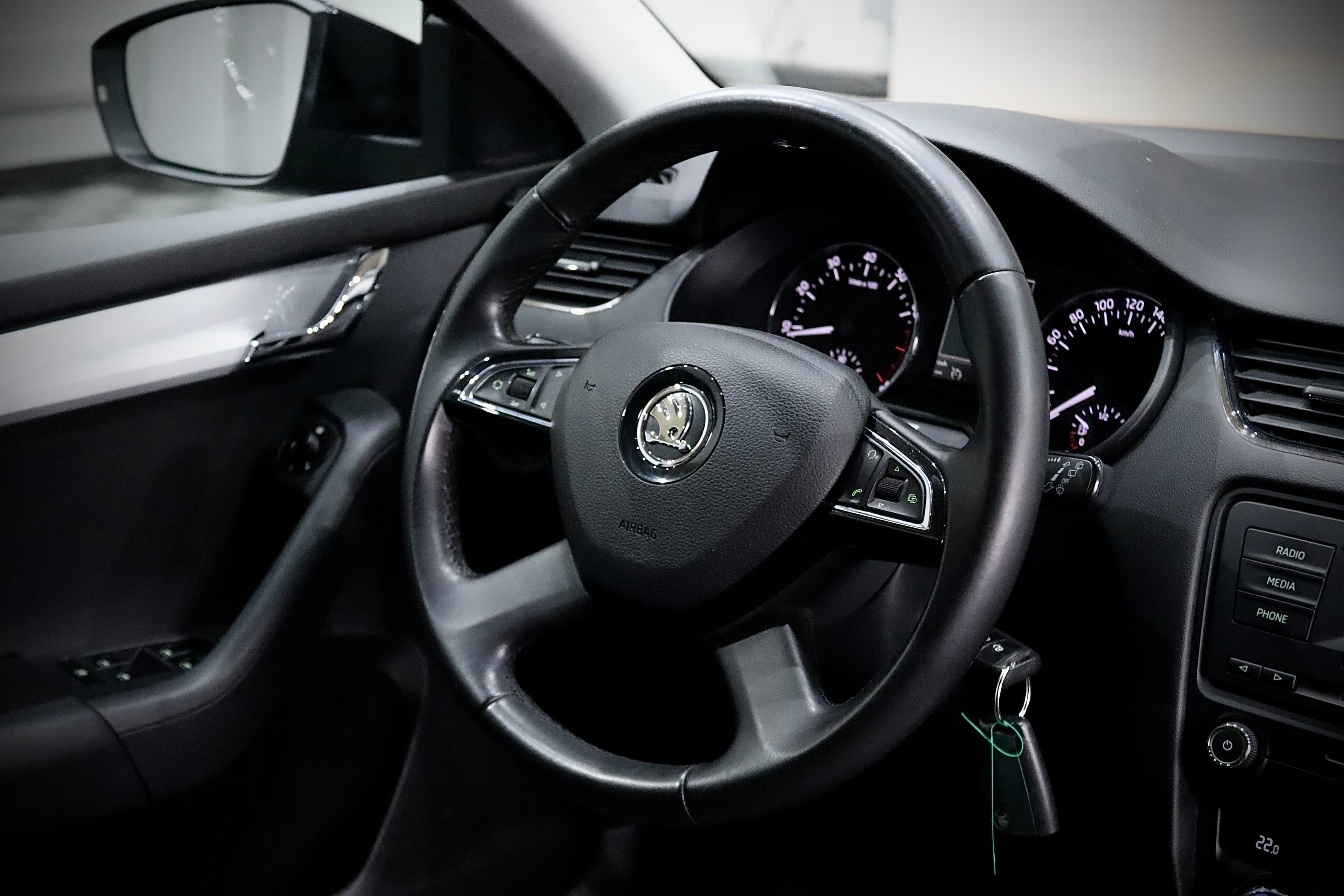 Kožený multifunkční volant