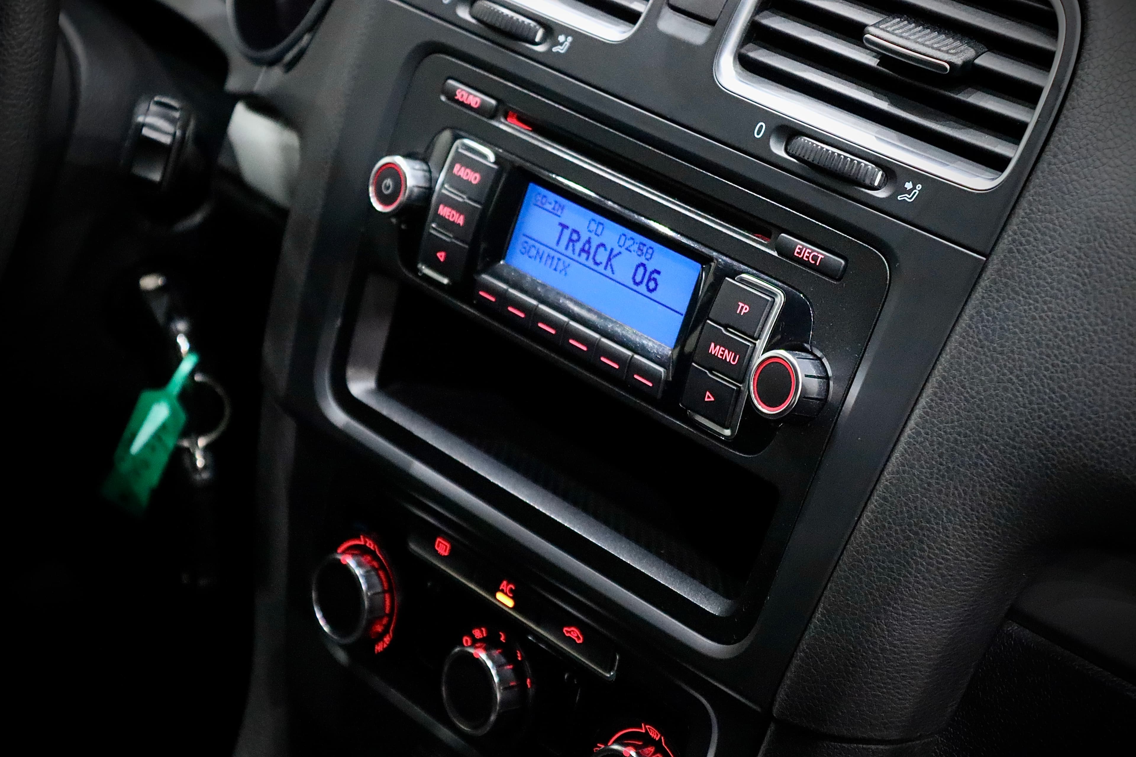 Autorádio a klimatizace