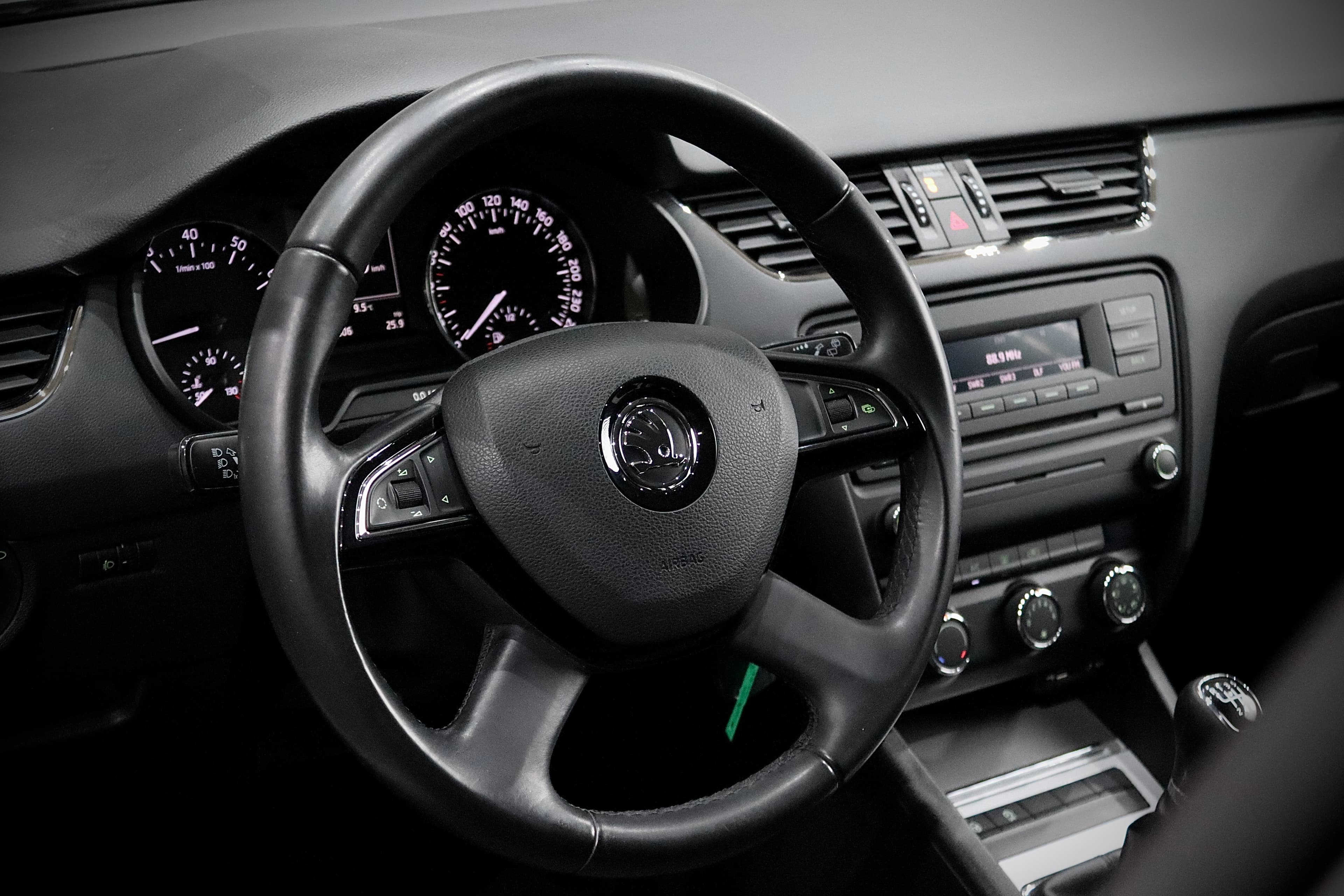 Multifunkční volant v kůži