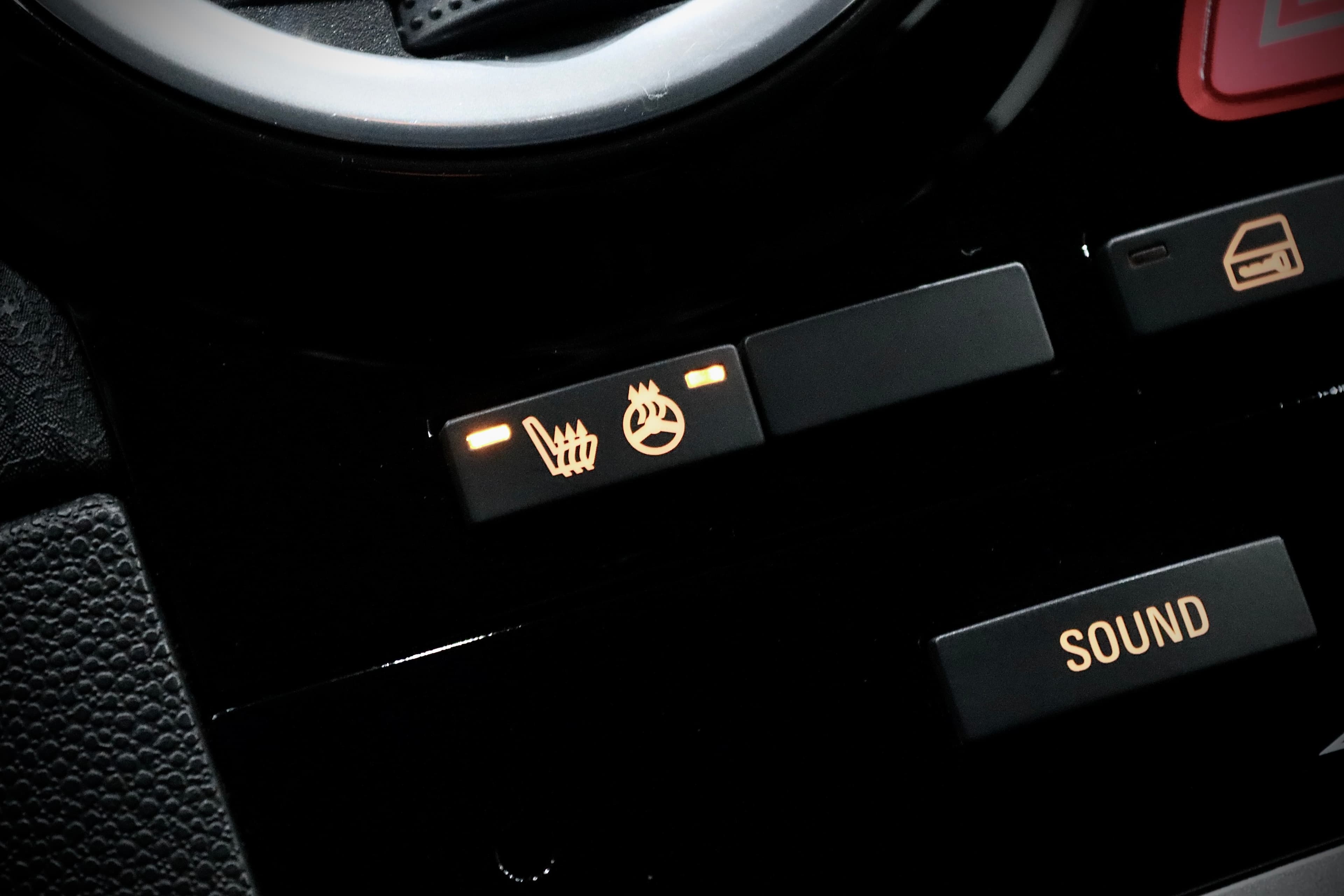 vyhř. sedačky a volant